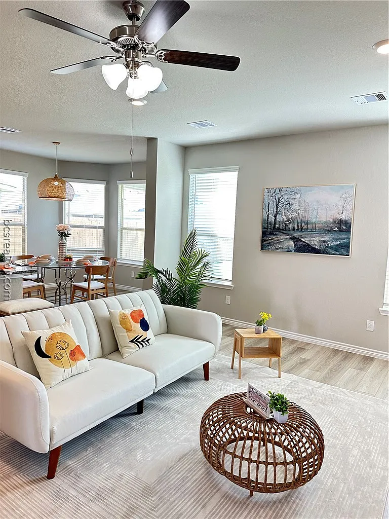 5 bed, 2.5 bath, 2572 sqft, $2,900 — Photo 4