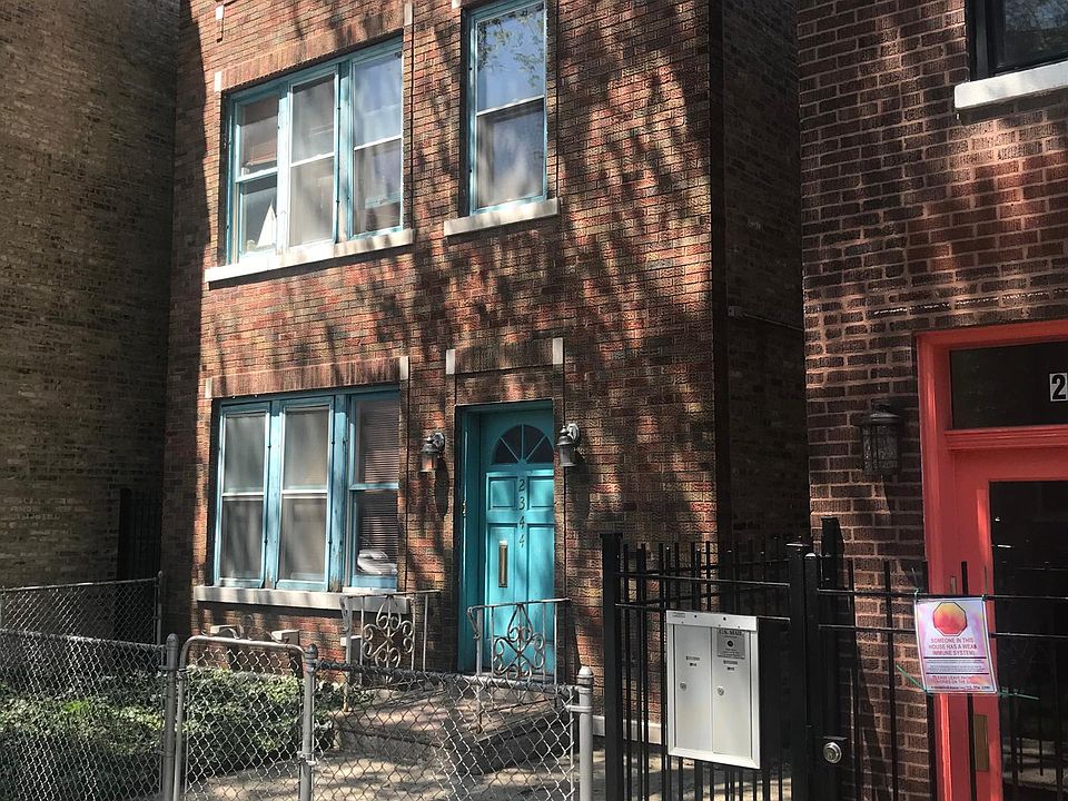 Charming 2 flat ~ 7 minute walk to blue line and steps from bus transport. Grocery store within walking distance.