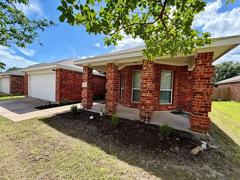 2604 Spencer Cir — Photo 2
