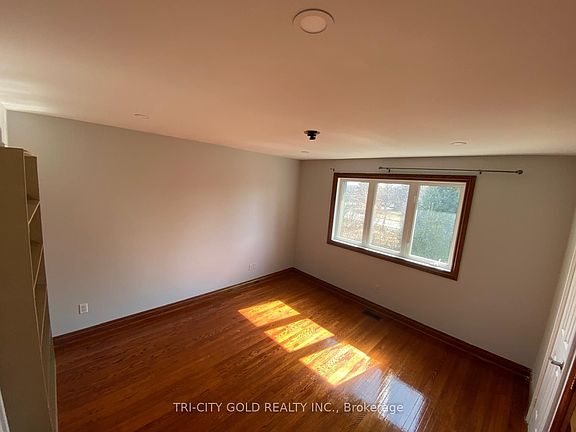 5th image of 2696 Embleton Rd