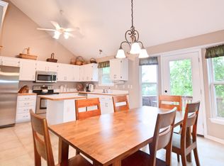 936 E Cottage Creek Dr, Gardner, KS 66030