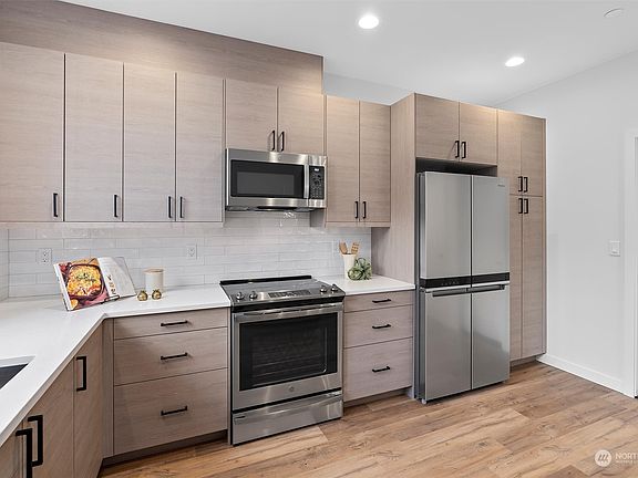 4th image of 14050 Palatine Avenue N