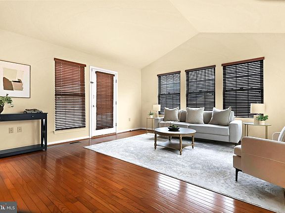 4th image of 22697 Athlone Dr