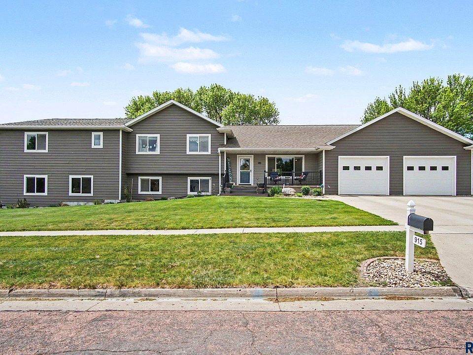 1st image of 915 Twin Oaks Dr