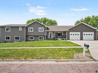 915 Twin Oaks Dr, Madison, SD 57042