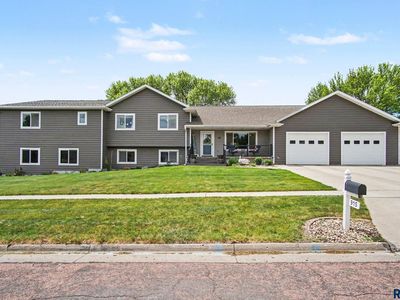 915 Twin Oaks Dr, Madison, SD, 57042