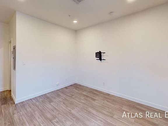 4th image of 719 W Missouri Ave #5