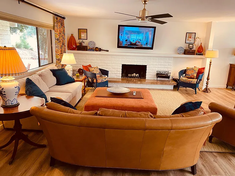 Large famly room w/HD Directv and Amazon fire stick