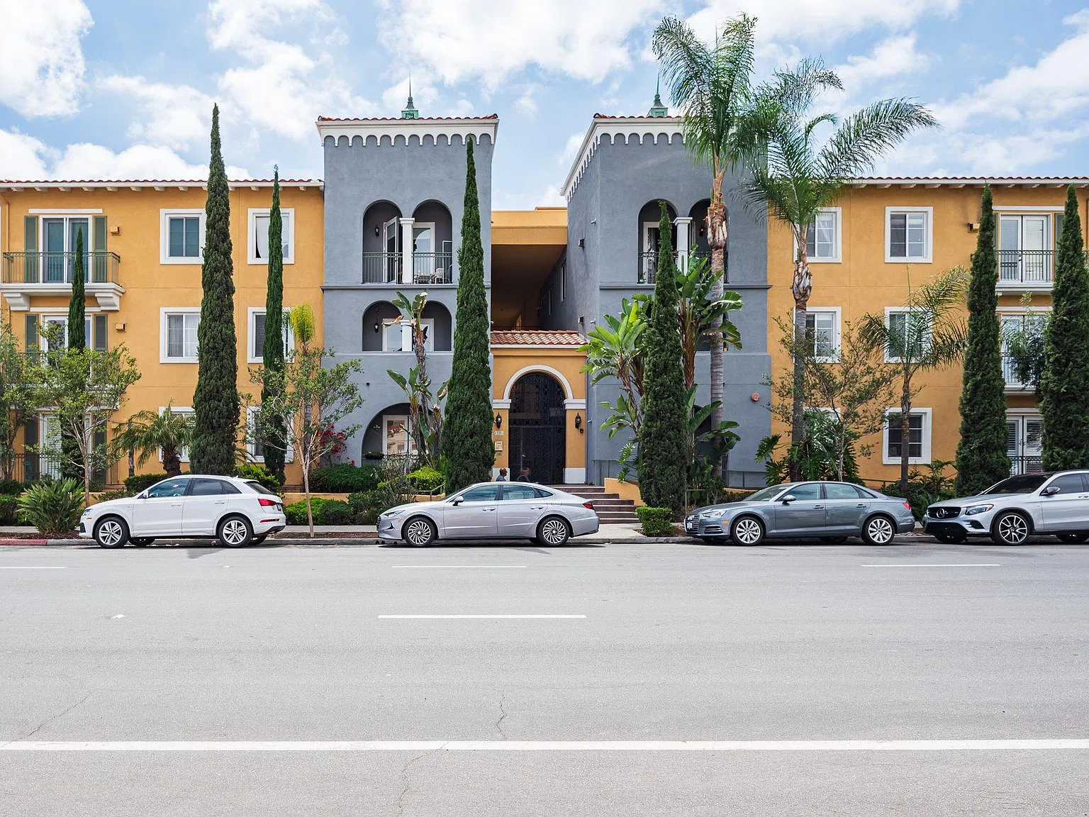 2 bed, 1165 sqft, $3,700 — Photo 1