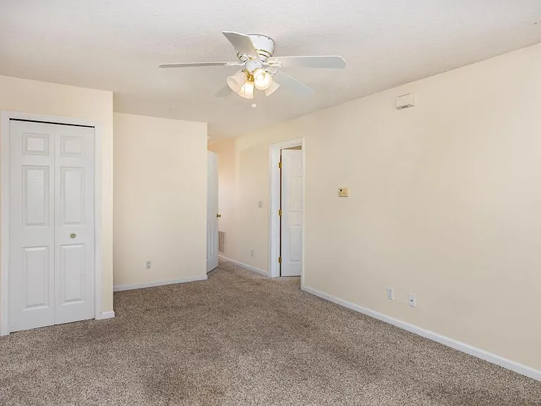 34 Johns Dr — Photo 2
