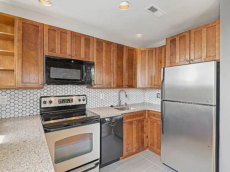 676 4th St NE #302 — Photo 9