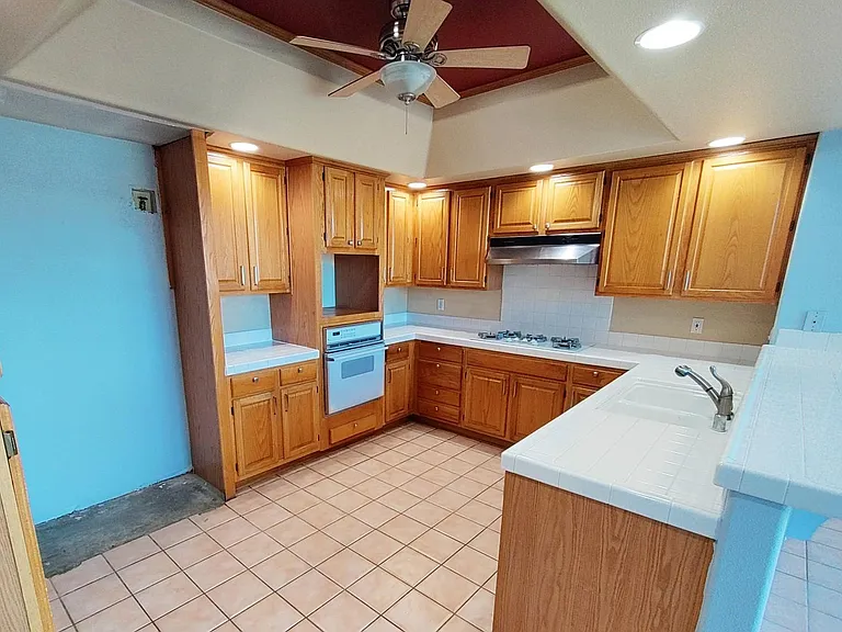 28414 Champions Dr — Photo 9