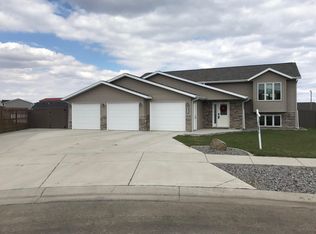 1021 Calvert Pl, Bismarck, ND 58503