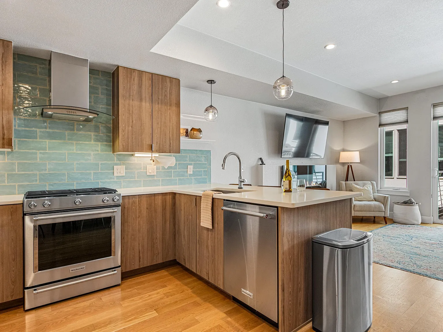 3 bed, 1711 sqft, $4,650 — Photo 3