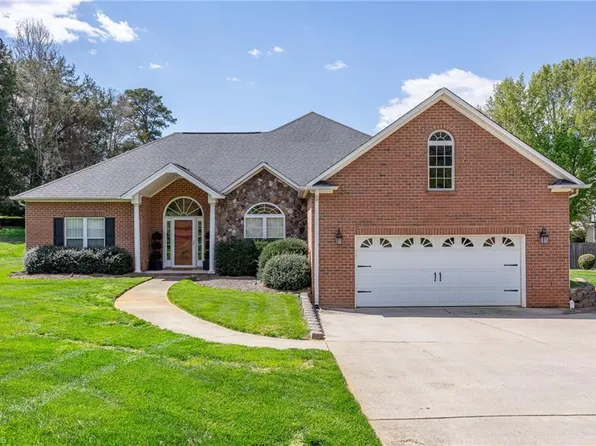 2910 Donovan Pl, Winston Salem, NC 27103