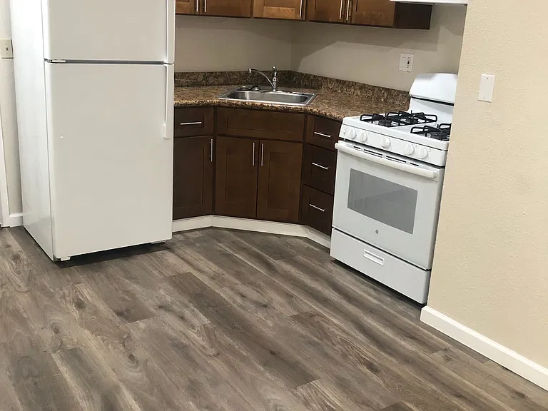1126 Toomes Ave — Photo 4