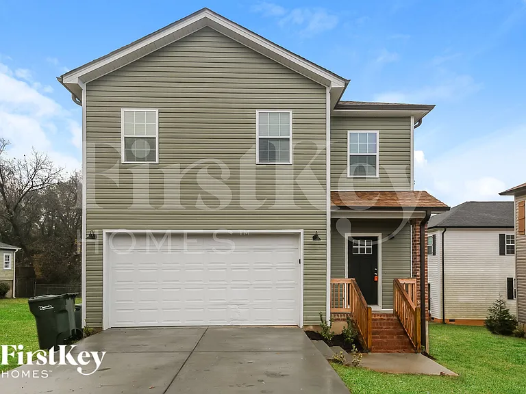 215 Parkwood Dr NW — Photo 1