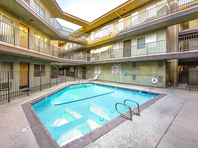 Topanga Apartments — Photo 10