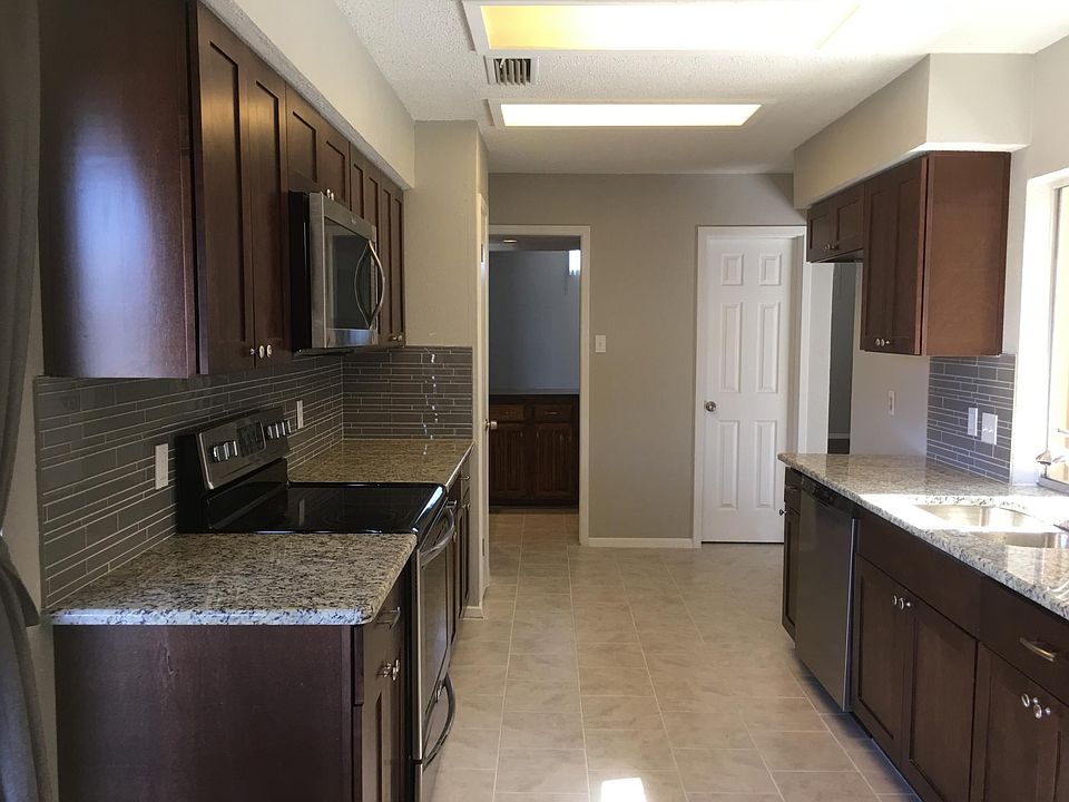 All new granite countertop and appliances in the kitchen!