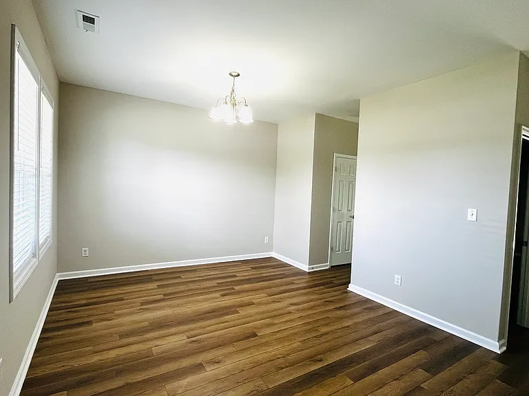1044 Jade Ln — Photo 3