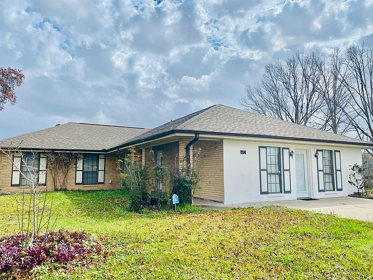114 Saint Nicholas Dr — Photo 1