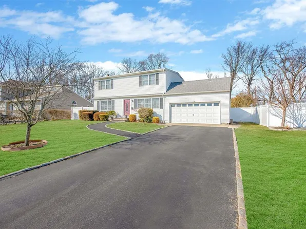 41 Astor Court, Commack, NY 11725