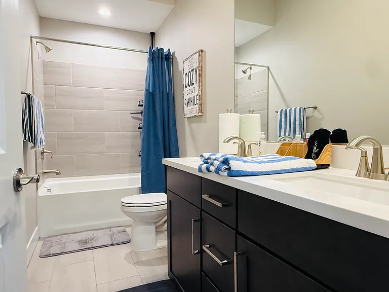 Large Dual Sink Bathroom w/ Shower/Tub