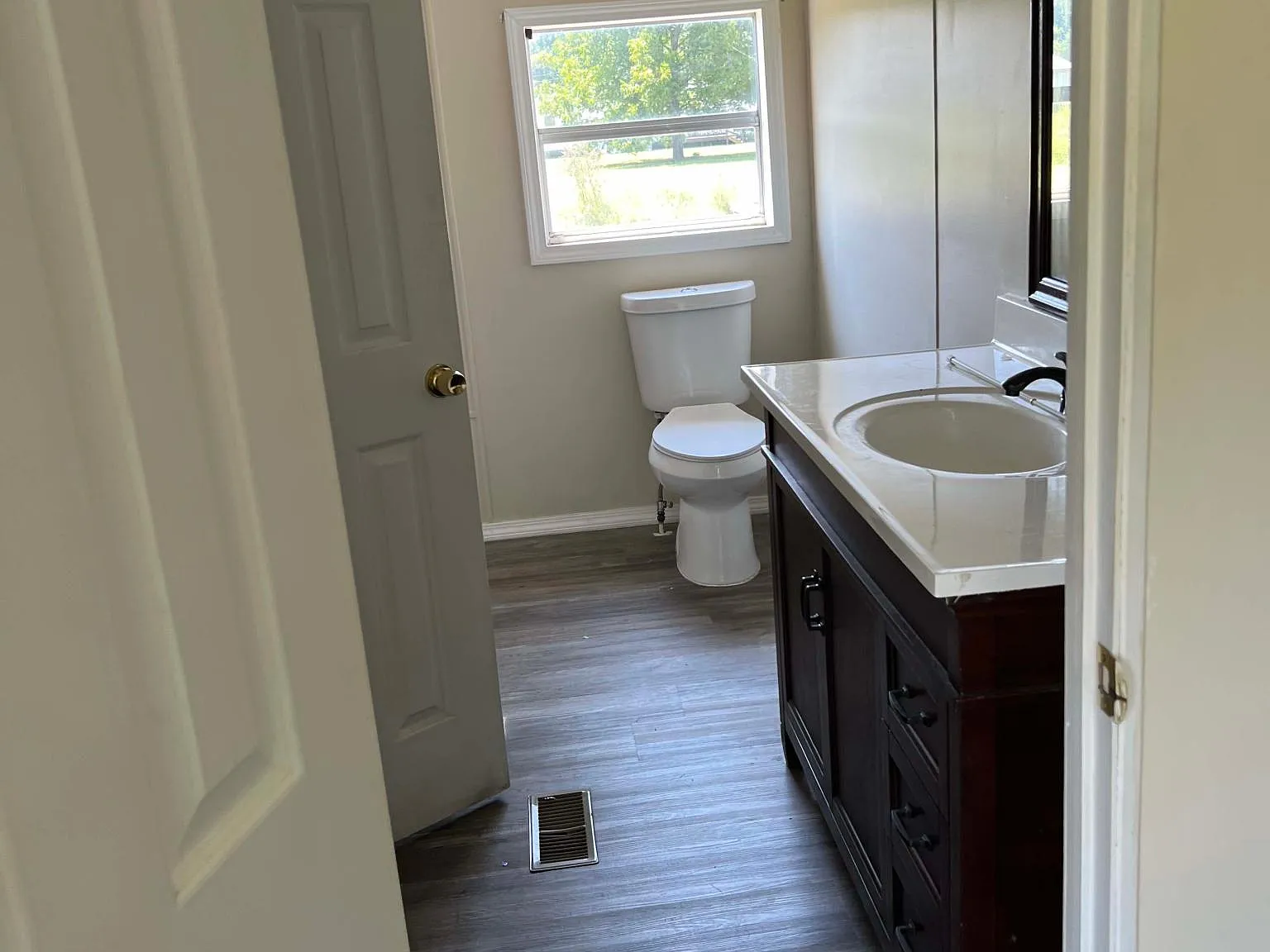 28 Riverside Dr — Photo 3