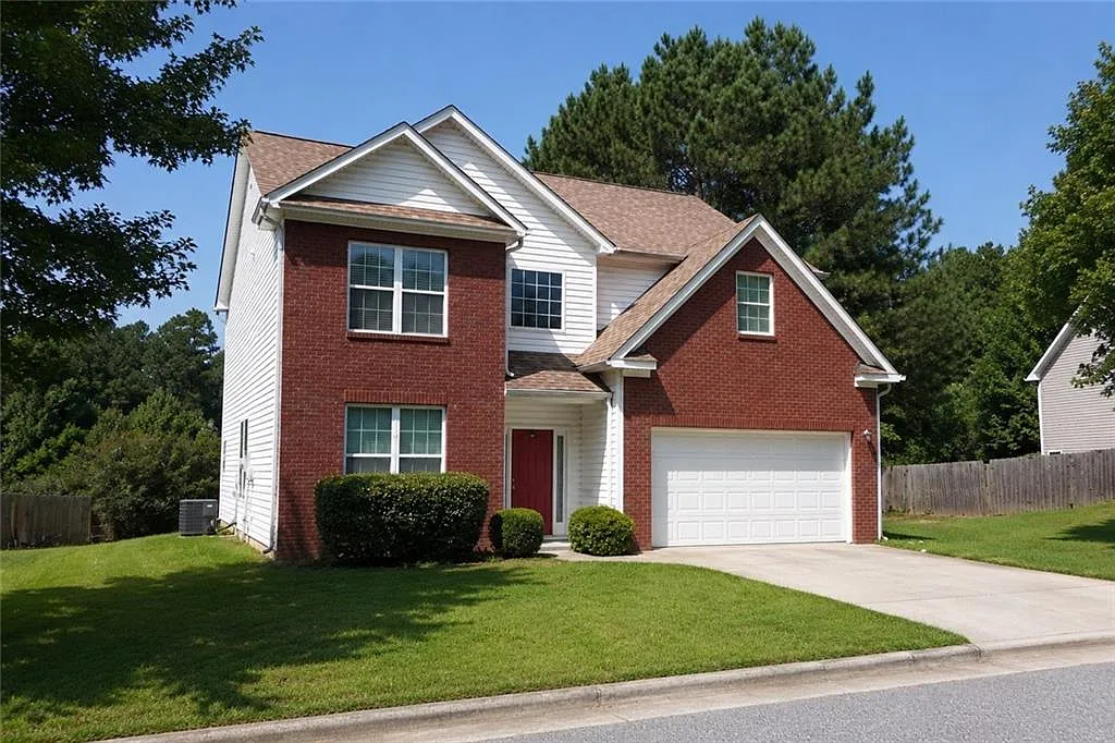 4 bed, 2.5 bath, 2925 sqft, $2,400 — Photo 2