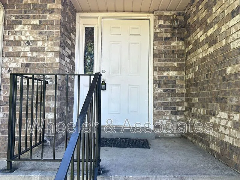 5 bed, 3.0 bath, 2500 sqft, $2,345 — Photo 2