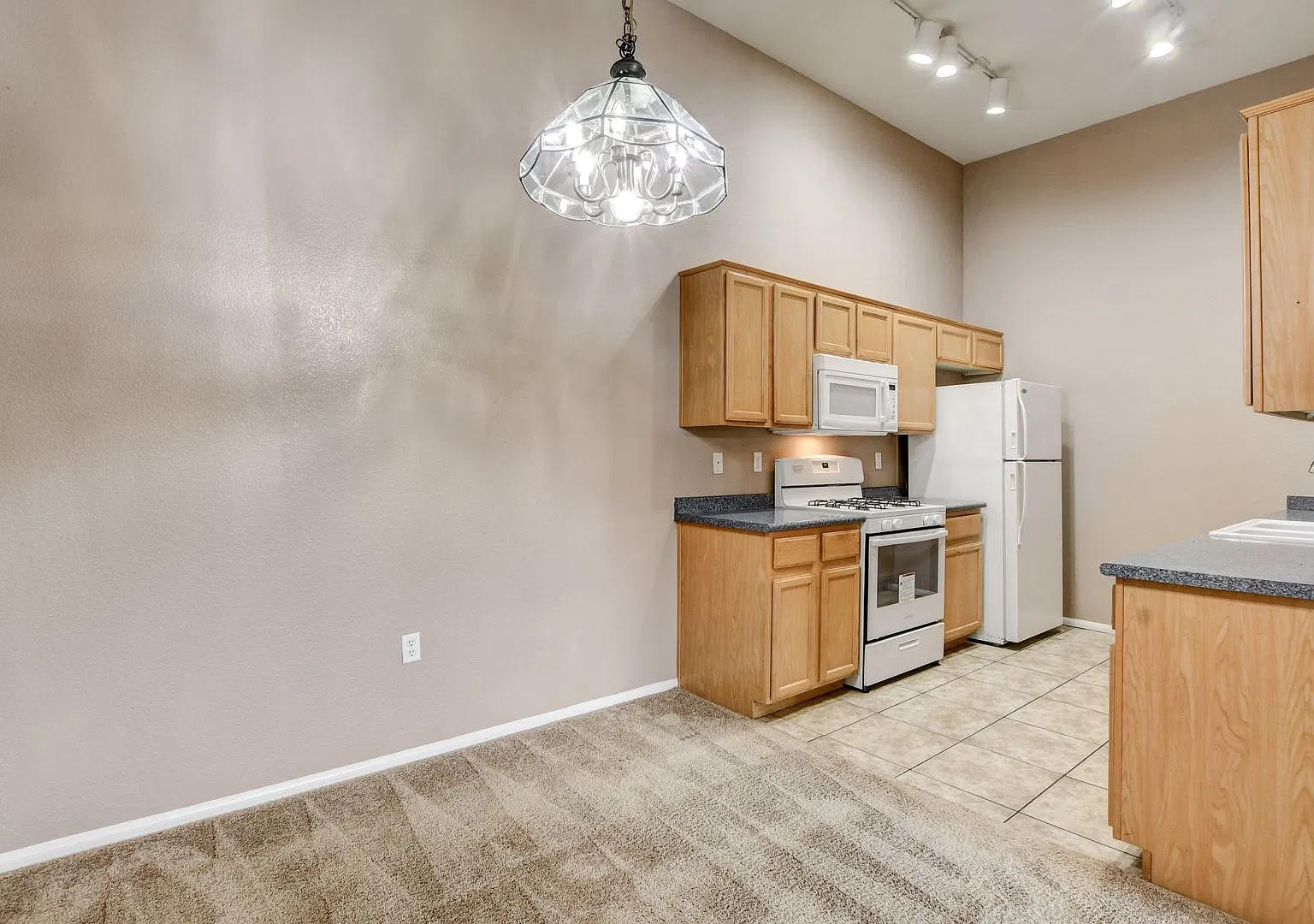 Beautiful 3 Bedroom Condo in Cliff Shadows with Garage — Photo 4