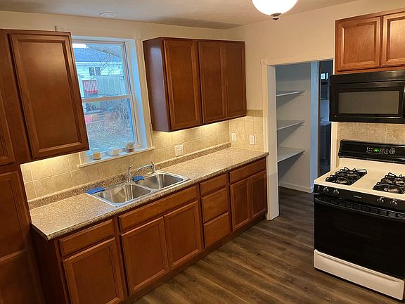 4th image of 461 Pleasantview Ave