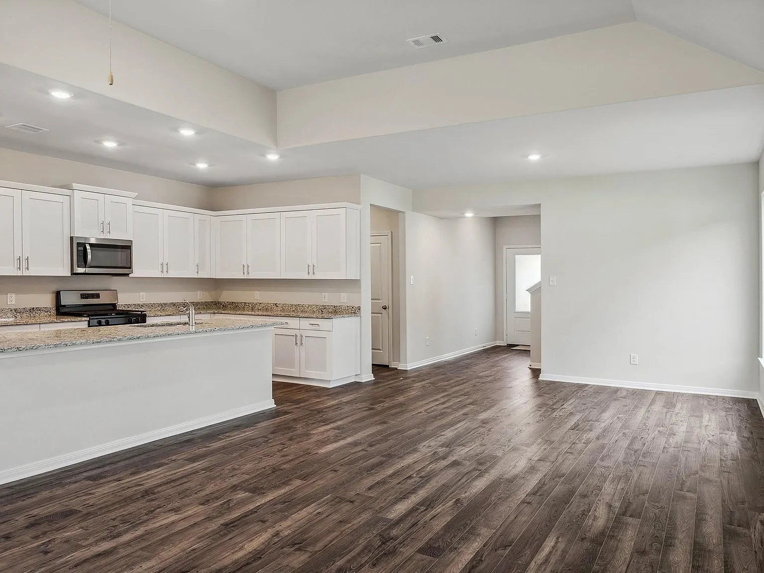 5 bed, 3.5 bath, 2824 sqft, $2,815 — Photo 3