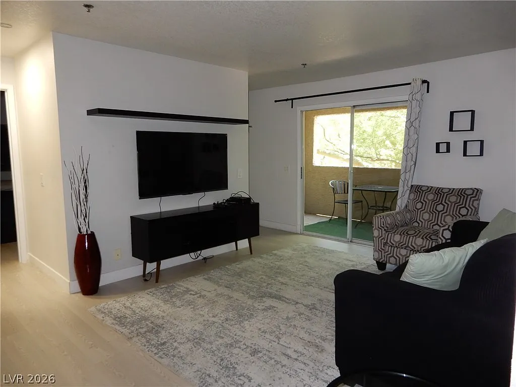 2 bed, 2.0 bath, 902 sqft, $1,800 — Photo 3
