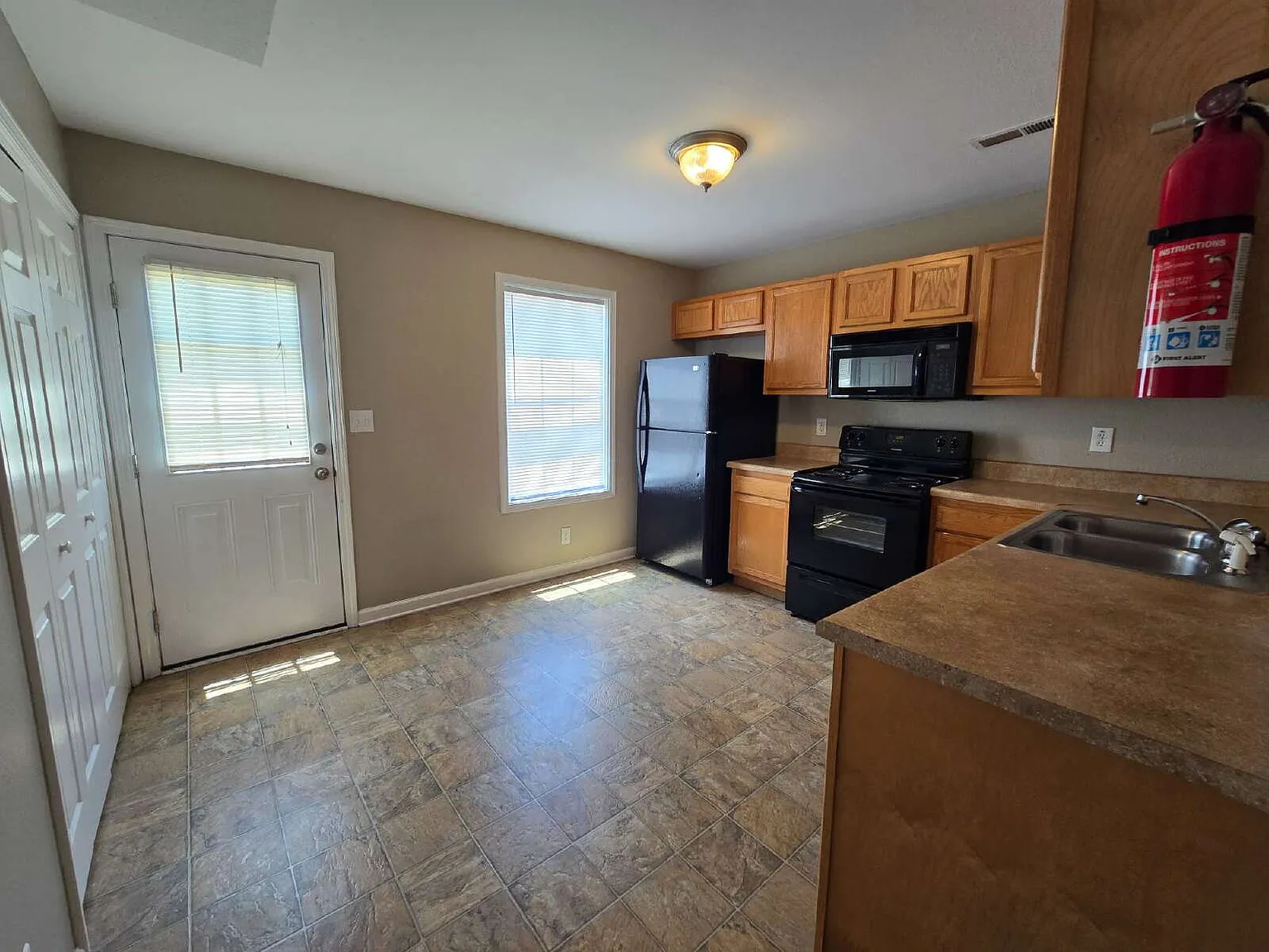 2 bed, 1.5 bath, 1020 sqft, $950 — Photo 3