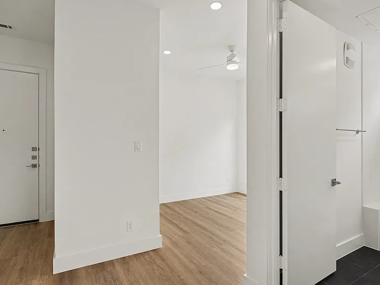 2217 N Fitzhugh Ave #302 — Photo 5
