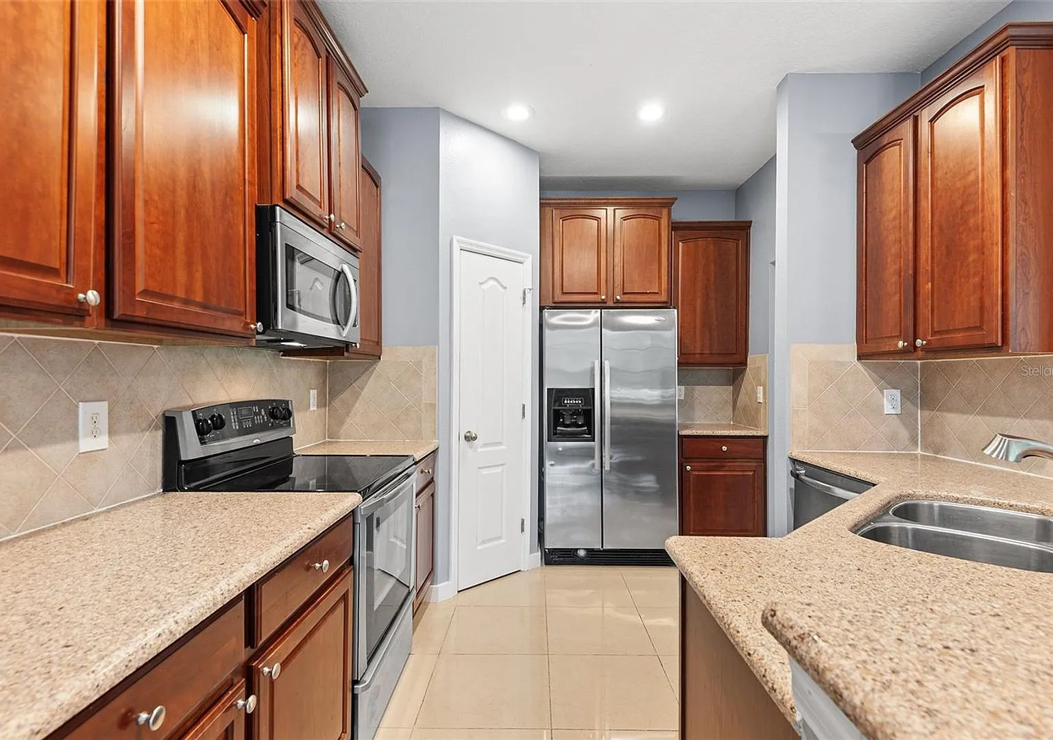 Riverview Townhome For Rent!! — Photo 4