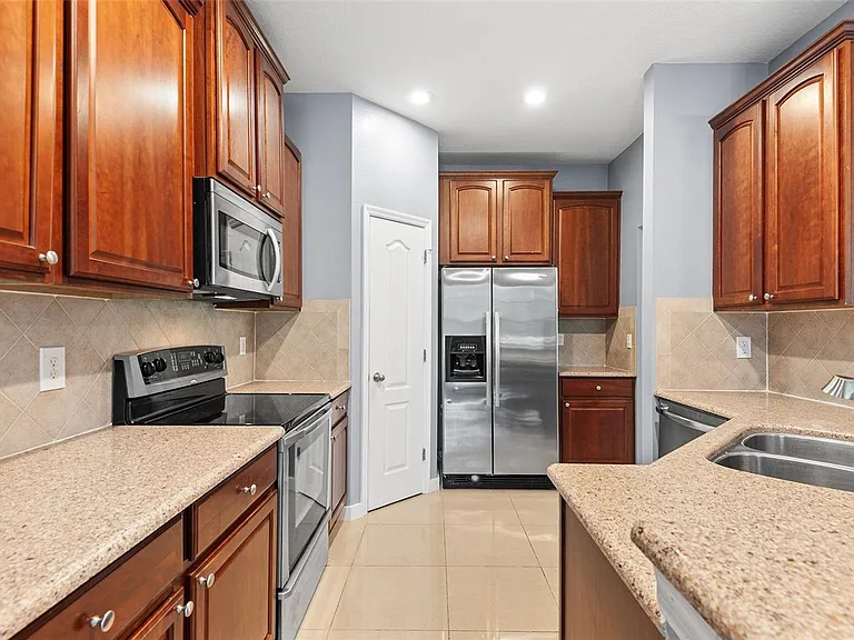 6745 Breezy Palm Dr — Photo 4