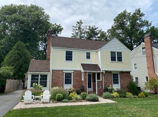 71 Foxcroft Rd, West Hartford, CT 06119