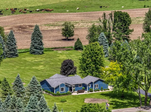 2888 High Meadows Dr, Howell, MI 48843