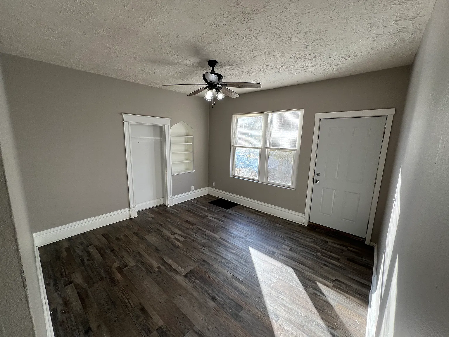 313 S Prairie Ave — Photo 3