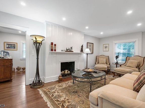 4th image of 35 Woodcrest Ave