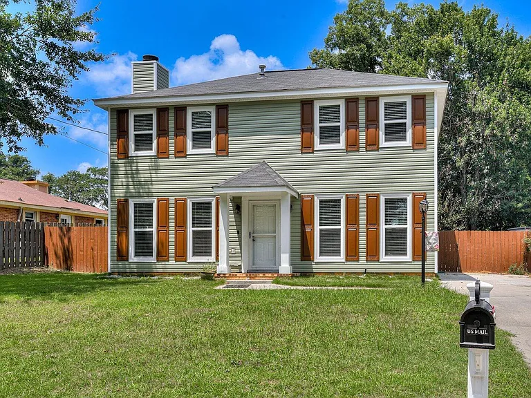 2211 Pleasant Dr — Photo 3