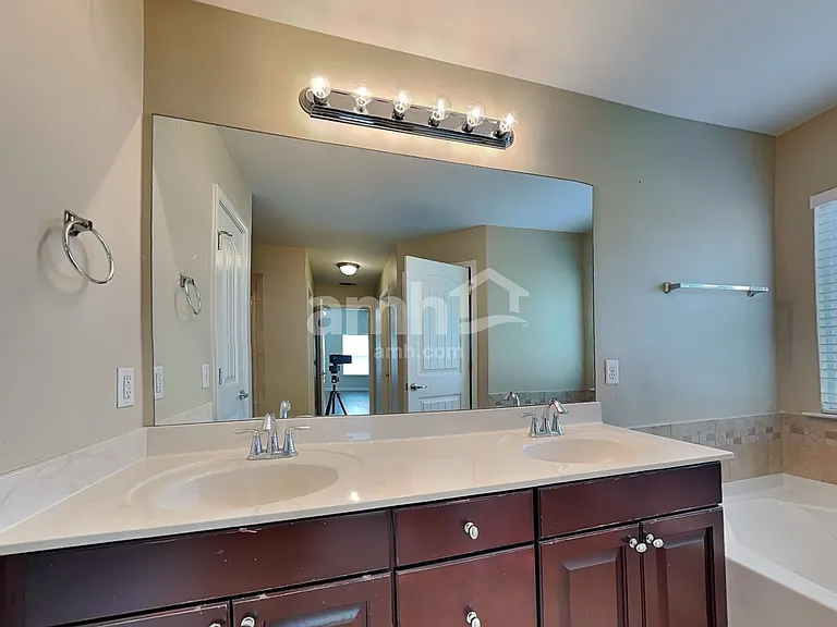 160 Grayson Ave — Photo 12