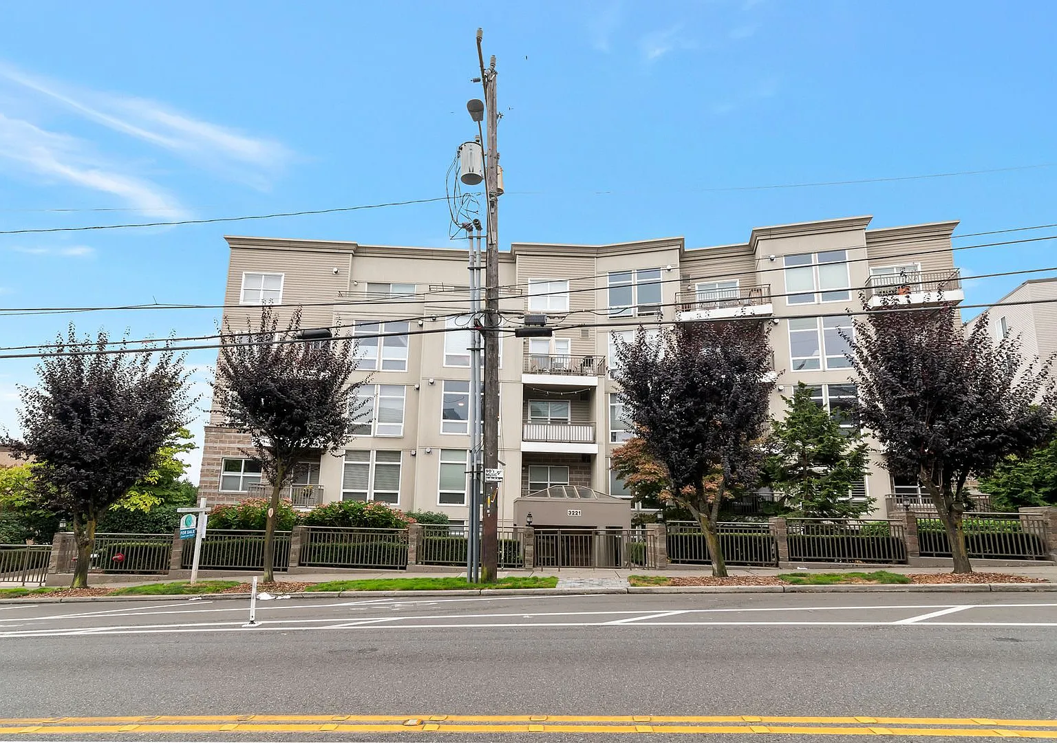 Amazing West Seattle 2 bedroom 2 bath W/S/G and 2 parking spots included! — Photo 3