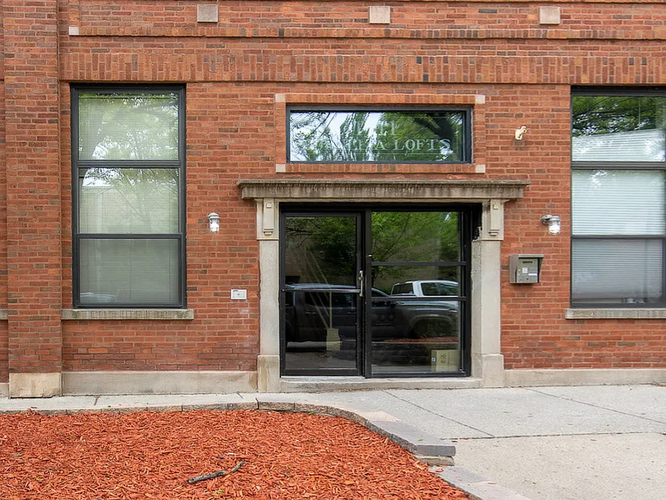 1111 W Cornelia Ave #204