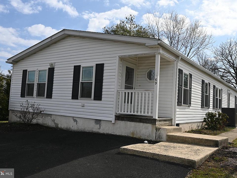 1st image of 69 Mapleleaf Dr