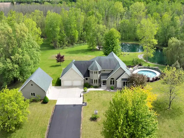 8373 Serenity Ln, Pulaski, WI 54162