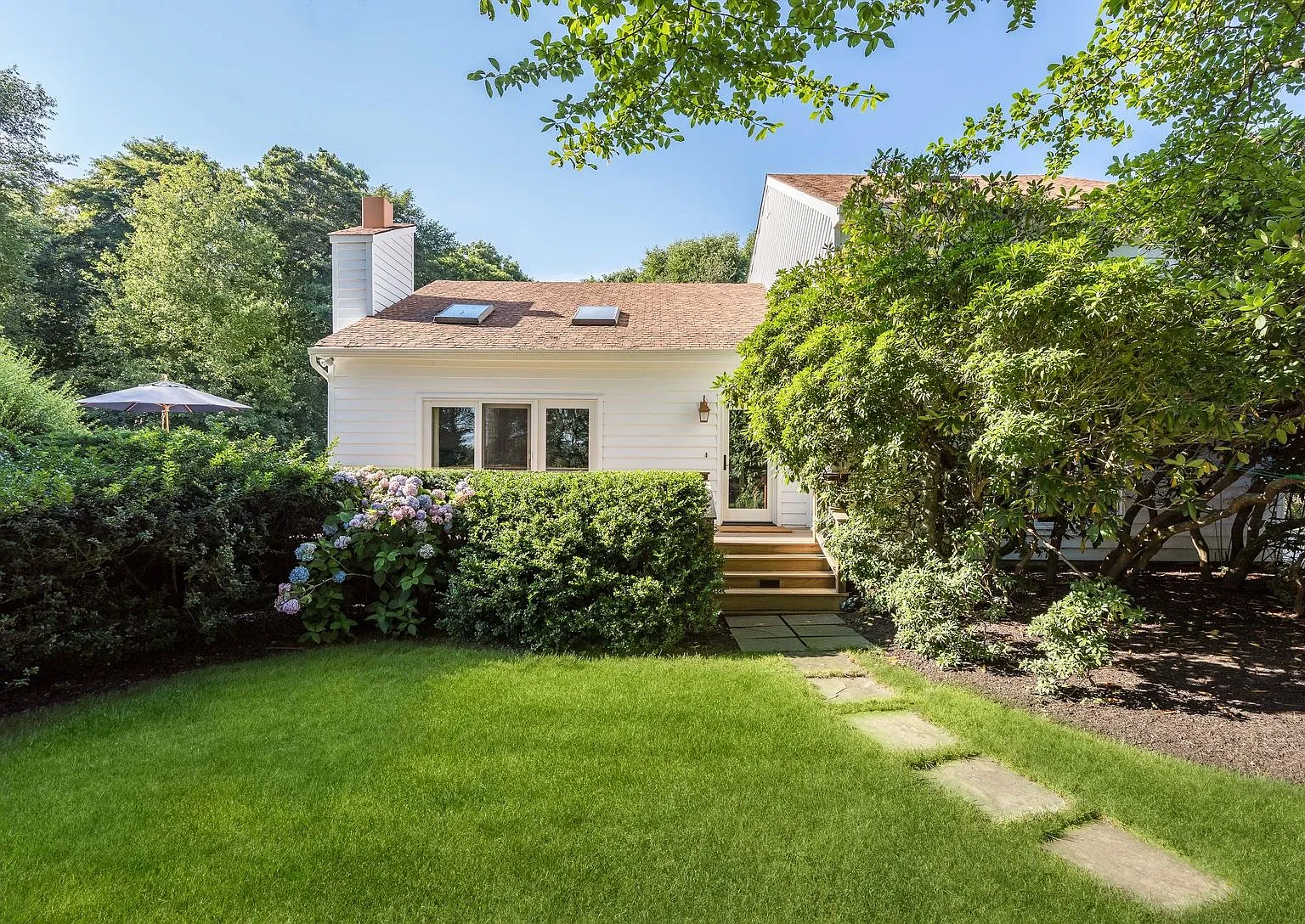Elegant Oasis with Golf Course Views — Photo 2