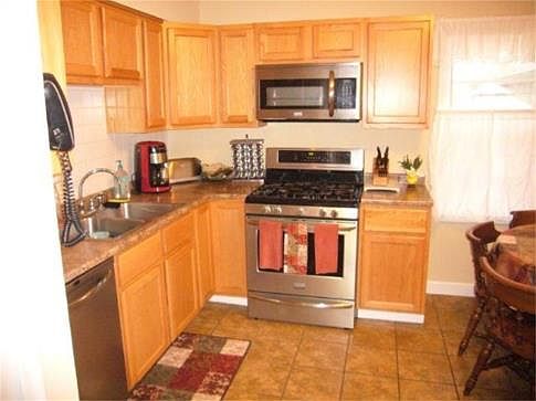 3rd image of 637 Skillman Ave W